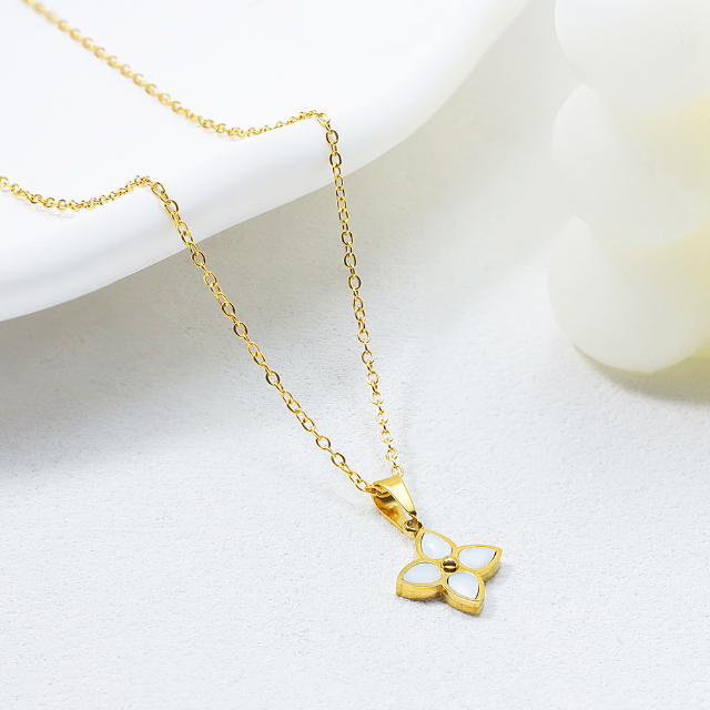 Four Leaf Flower Pedant Necklace in Gold & Pearl
