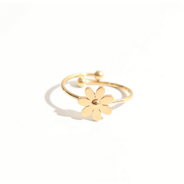 Gold daisy ring