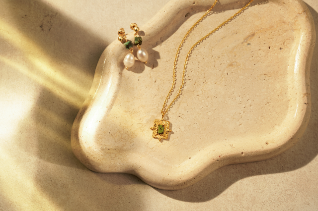 Rectangular drop pendant necklace in green & gold