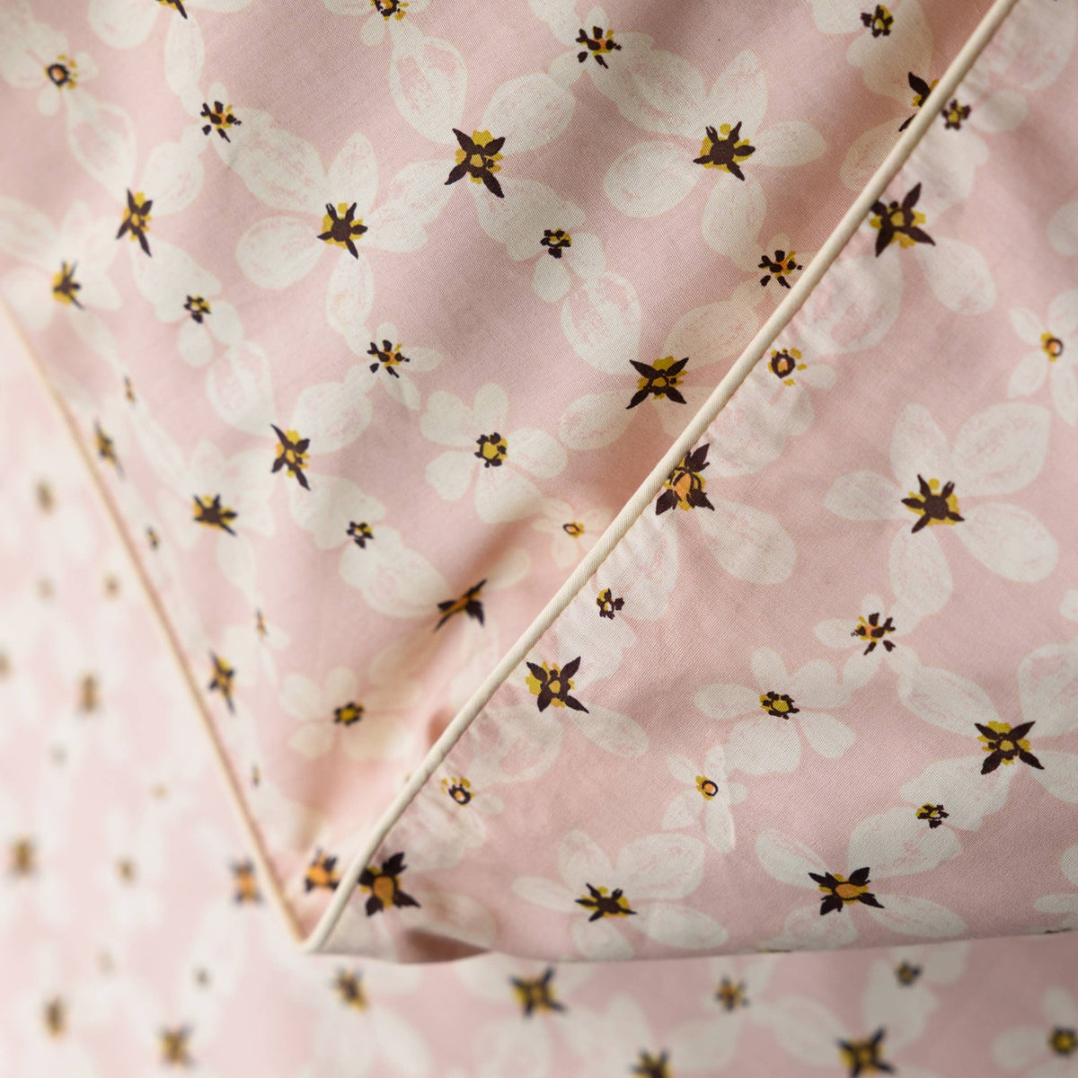 Translucent Daisy Piped Duvet Cover Set Pink