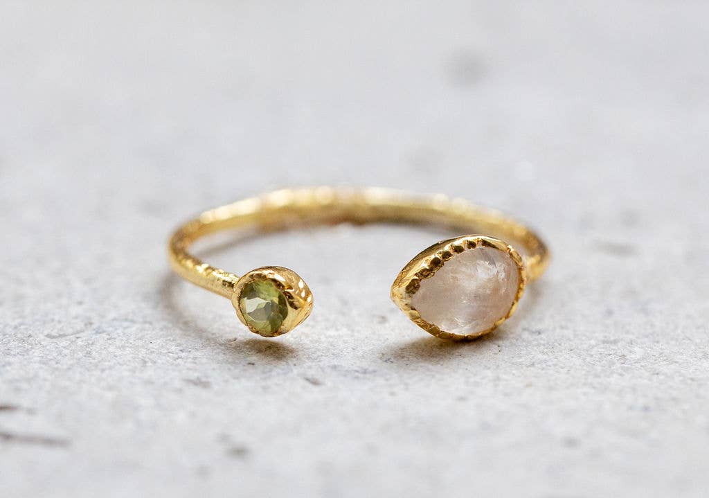 Set Stone Ring in Gold with Rainbow Moonstone & Peridot