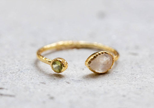 Set Stone Ring in Gold with Rainbow Moonstone & Peridot