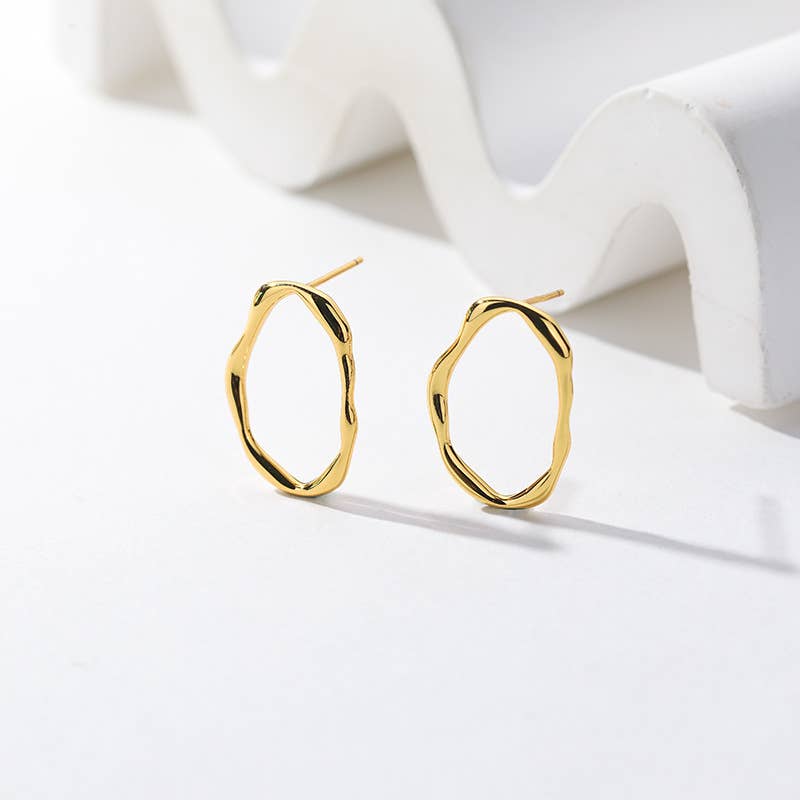 Misshapen Oval Earring in Gold