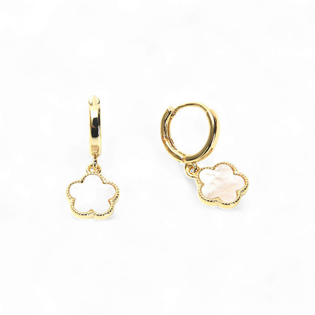 Flower huggie earrings in mother of pearl