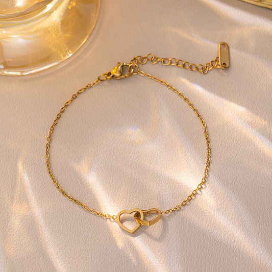 Linked heart bracelet in gold