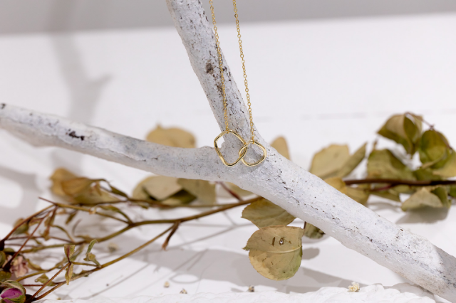Linked twin hoop necklace in gold